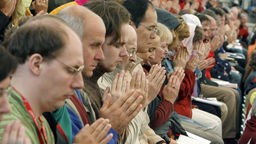 Westliche Buddhisten beten gemeinsam
