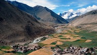 Blick vom Milarepi-Kloster im Himalaya