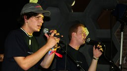 Musiker einer Band singen beim Jugendgottesdienst