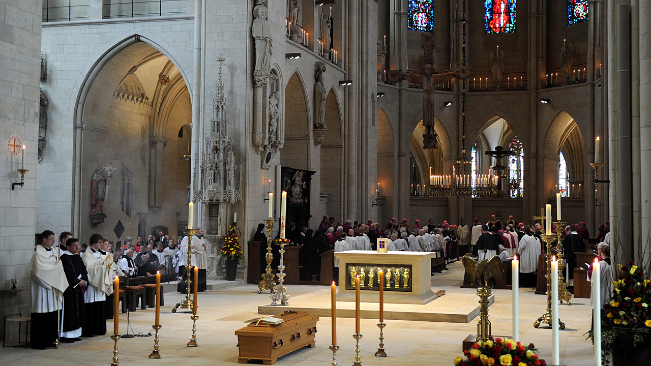 Der Sarg des verstorbenen Bischofs Reinhard Lettmann steht in dem Dom zu Münster vor dem Altar