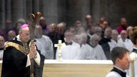 Bischof Felix Glenn  nimmt  in Münster  an den Trauerfeierlichkeiten für den ehemaligen Bischof Reinhard Lettmann teil