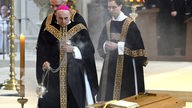 Bischof Felix Glenn  nimmt  in Münster an den Trauerfeierlichkeiten für den ehemaligen Bischof Reinhard Lettmann teil