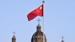 Chinesische Flagge vor katholischer Kirche in Peking