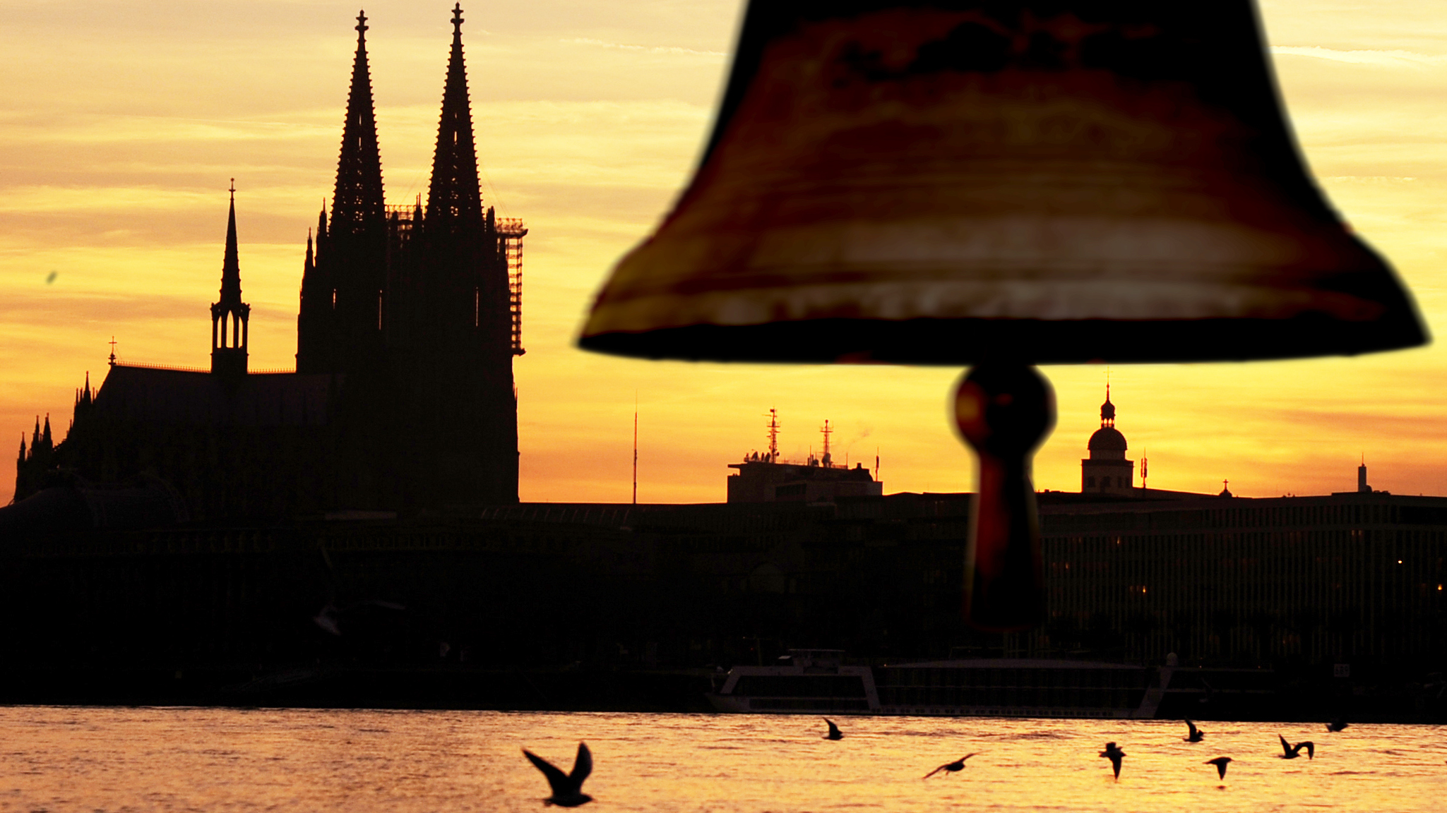 Montage: Rhein mit Kölner Dom im Hintergrund/Dicker Pitter im Vordergrund