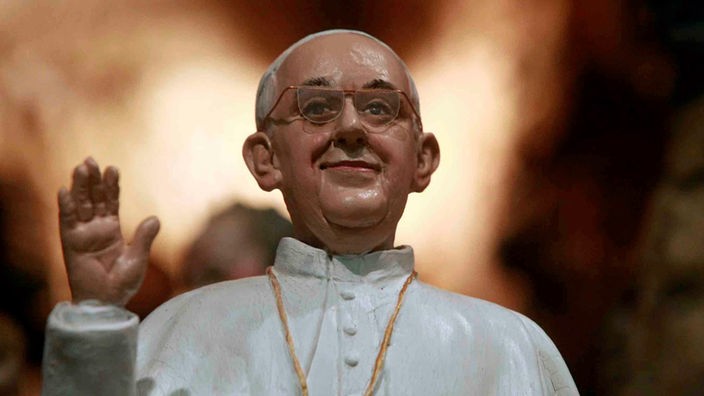 Eine Figur des neuen Papstes Franziskus I. im Geschäft von Marco Ferrigno in Neapel