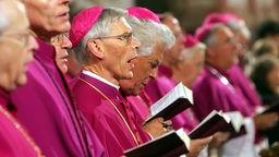 Bischöfe beim Gesang