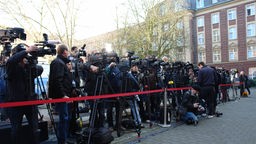 Journalisten vor dem münsterischen Priesterseminar