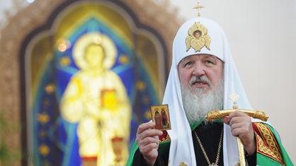 Patriarch Kirill I. hält in der Kathedrale von Tver ein Heiligenbildchen