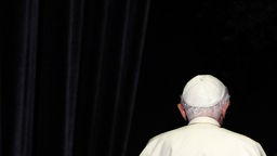 Papst Benedikt XVI verlässt die Audienz in einem Konzerthaus in Freiburg