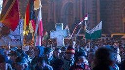 Kundgebung der Pegida (Patriotische Europaer gegen die Islamisierung des Abendlandes), vor der Semperoper Theaterplatz in Dresden, Montag, 19. Oktober 2015.