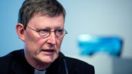 Der neue Kölner Erzbischof Rainer Maria Kardinal Woelki beantwortet am 12.07.2014 in Köln  die Fragen von Journalisten