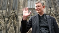 Der neue Kölner Erzbischof Rainer Maria Kardinal Woelki steht in Köln vor dem Dom