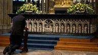 Der neue Kölner Erzbischof Rainer Maria Kardinal Woelki betet in Köln  vor dem Dreikönigsschrein im Dom.