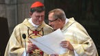 Erzbischof Rainer Maria Woelki erhält vom Dompropst Norbert Feldhoff seine Ernennungsurkunde