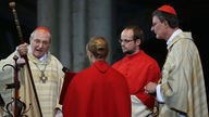 Erzbischof Rainer Maria Woelki nimmt von Kardinal Joachim Meisner den Petrusstab entgegen