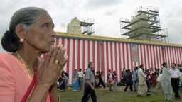 Gläubige vor dem Hindu-Tempel in Hamm