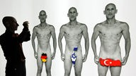 Mann mit deutscher, israelischer, türkischer Fahne über den Genitalien