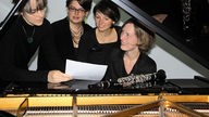 Vier Frauen am Klavier
