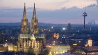 Der Kölner Dom und die westliche Skyline von Köln, Abendstimmung