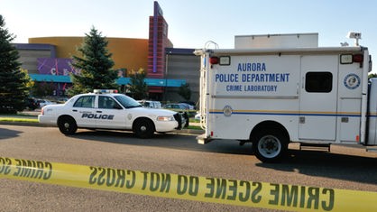 Ein Polizeiauto steht vor dem Kino in Aurora bei Denver