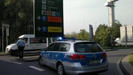 Wagen der Bundespolizei versperrt Einfahrt zum Flughafenterminal am 24.09.2013