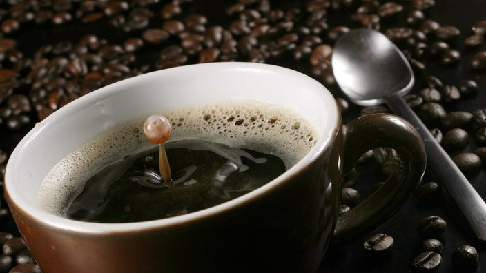 Eine Tasse mit schwarzem Kaffee