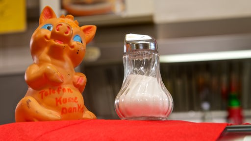 Die Schweinchen-Spardose und der Zuckerstreuer aus der Dittsche Kulisse