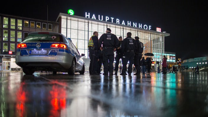 Polizei vorm Kölner Hauptbahnhof 