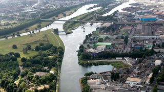 Luftaufnahme vom Rhein in Duisburg
