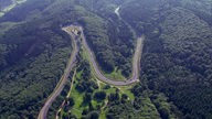 Der Nürburgring - die anspruchsvollste Rennstrecke der Welt mitten in den Wäldern der Hocheifel