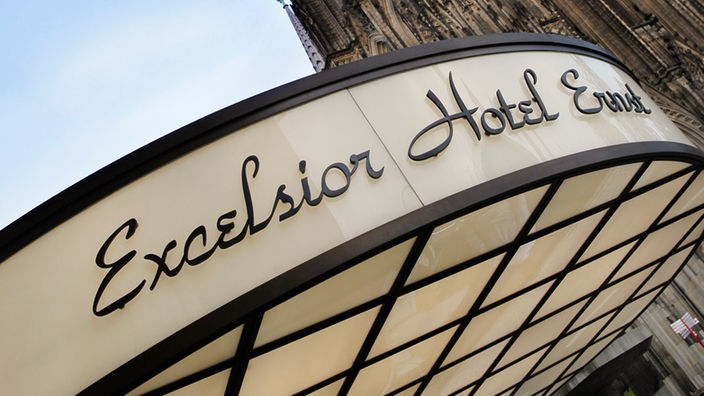 Das Vordach mit dem Namenszug "Excelsior Hotel Ernst"