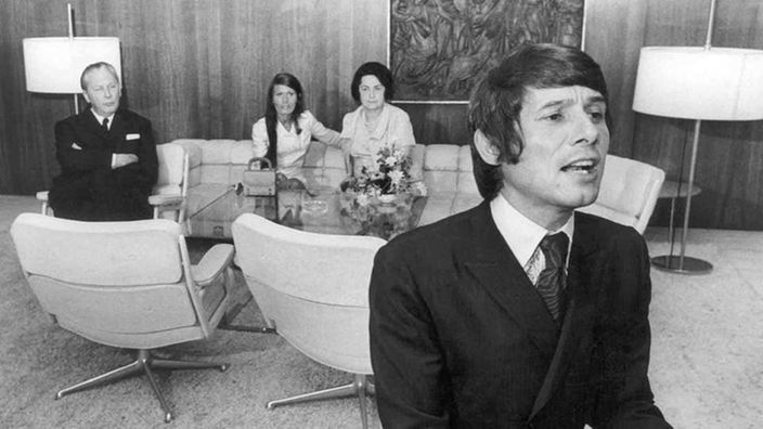 SW-Aufnahme vom Kanzlerbungalow 1967 mit Udo Jürgens und Ehepaar Kiesinger