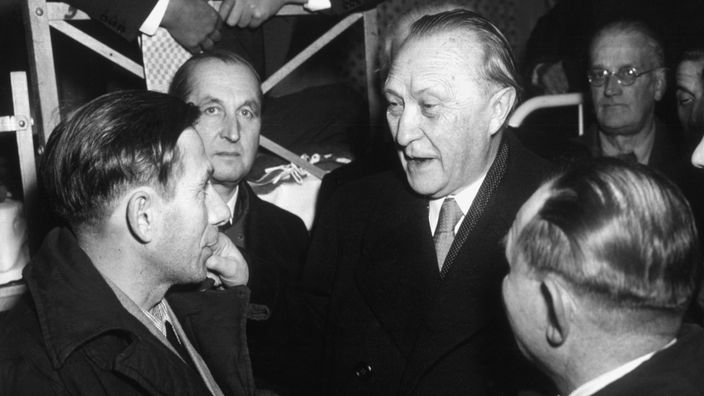 Adenauer im Gespräch mit Heimkehrern