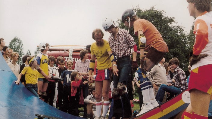 Foto aus den 70er Jahren: Titus Dittmann mit Schülern in der Halfpipe