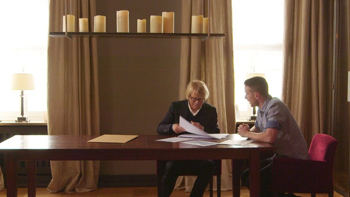 Zwei Männer mit den Plänen an einem Tisch