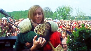 Tierpflegerin mit zwei Affen und Schlüssel vom Zoo