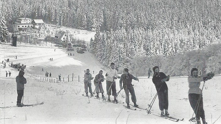Ski-Touristen im Sauerland auf einem historischen Schwarz-Weiß-Foto