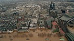 Blick auf das überflutete Köln mit dem Dom