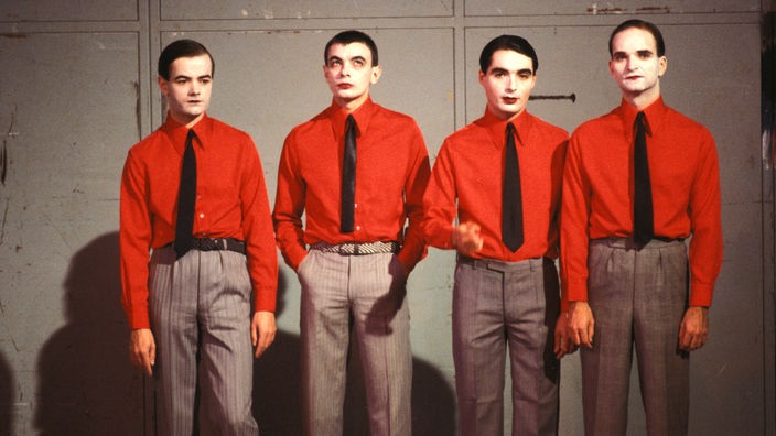 Die Musiker der Gruppe Kraftwerk auf einem Foto aus den siebziger Jahren mit roten Hemden