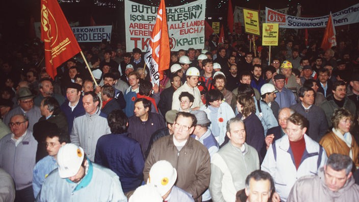 Demonstration der Stahlarbeiter vor dem Stahlwerk