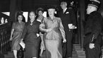 Bertha Krupp von Bohlen und Halbach 1955 mit der Gattin des thailändischen Ministerpräsidenten Songgram