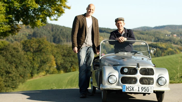 Christian Dassel und Eigentümer Franz Josef Dransfeld stehen am Kleinwagen Marke "Kleinschnittger"