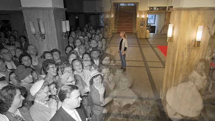 Montage Früher und Heute im Eingangsbereich des Lichtburg-Kinos