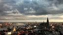 Blick über die Stadt Köln mit dem Dom und dem Hauptbahnhof