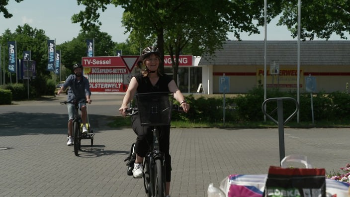 Auf dem Bild sieht man E-Bike Fahrer beim Einkaufstest.