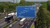 Die Autobahn A 1 mit einem blauen Schild
