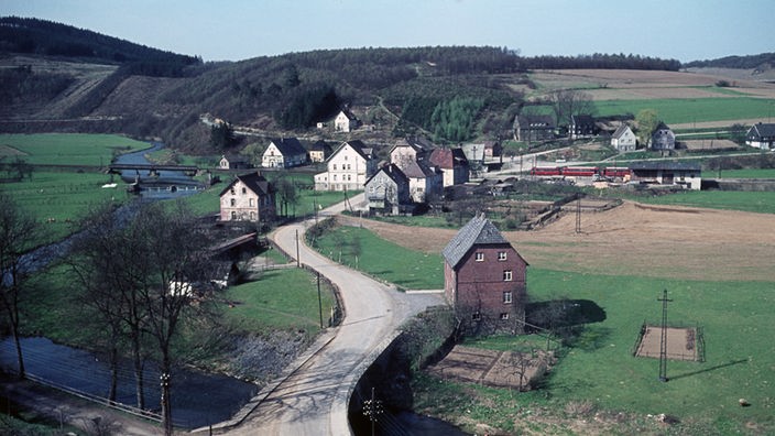 Historisches Foto, Ein Dorf in den 1950er Jahren