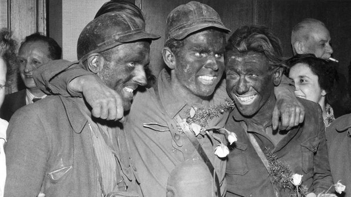 Gelsenkirchen 1955: Drei gerettete Bergleute der Zeche Dahlbusch