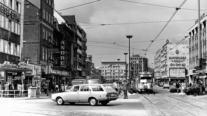 sw: eine breite Straße in der Duisburger Innenstadt in den 60er Jahren