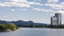 Blick auf den Rhein bei Bonn mit Siebengebirge und Posttower
